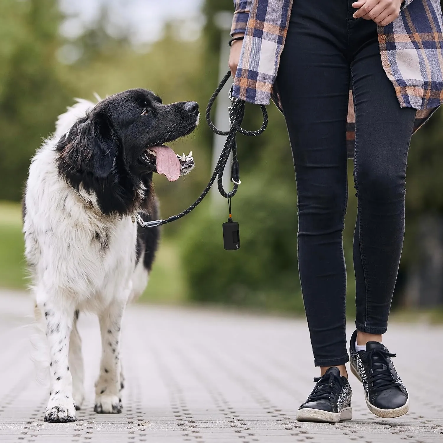SVD.PET Retractable Poop Bag Dispenser, Lightweight Holder, Stretchy Strap Fits Any Leash, Dog Walking Accessory (Black)